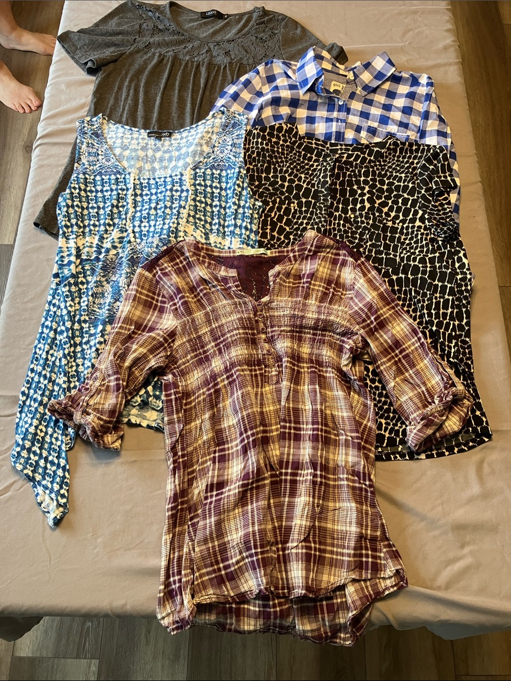 Women’s Shirt Bundle - 5 Shirts - Size  M